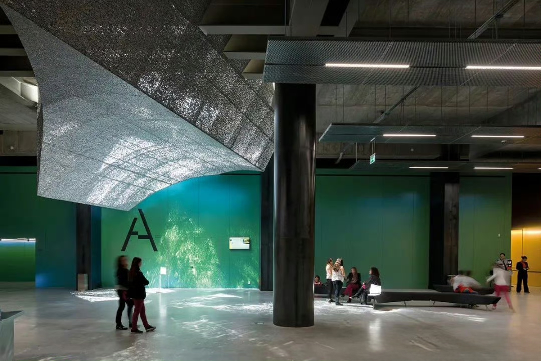 Pannelli in schiuma di alluminio traslucida per soffitto che mostrano una bella trasmissione di luce diffusa e un'applicazione architettonica moderna per soffitto